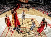 表现优异首场状态出色，湖人观众沸腾！，字母哥重返赛场上演精彩一战